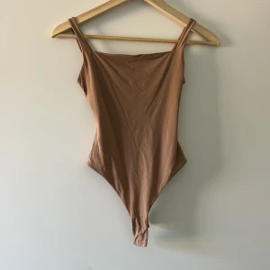 Body från Skims - Body från skims, aldrig använd. String i bak med knappar under. 