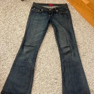 Mörkblå bootcut jeans - Snygga mörkblå jeans med bootcut och låg midja. Bra skick, midjemått: ca 43cm. Innerbenslängd: ca 90cm. Är 180 för referens❣️