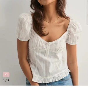 Söt blus  - Säljer min helt nya blus, ändast tästad. Säljer då jag inte han lämna tillbaka🌸köpt för 299kr