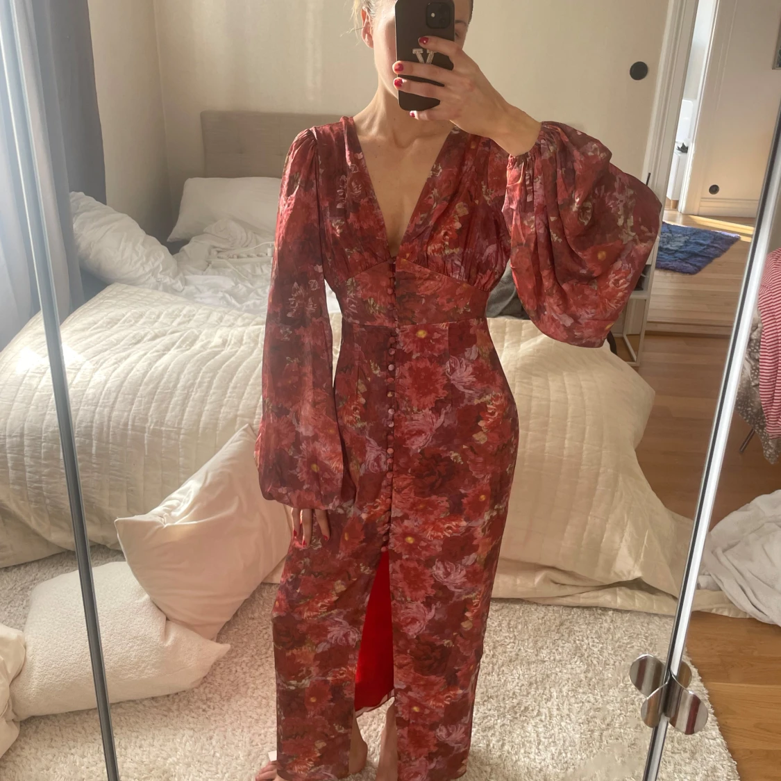 Blommig långklänning med puffärmar från adoore.  - 1