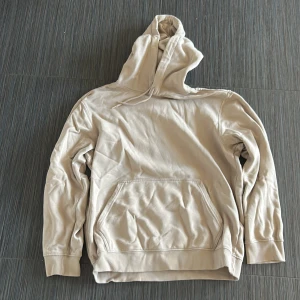 Beige hoodie från Weekday - Säljer en stilren beige hoodie från Weekday. Perfekt för en avslappnad look. Passar bra till både jeans och joggers. Pris kan diskuteras. 