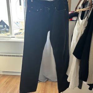 Arrow low waist straight jeans från Weekday - Arrow low waist jeans från Weekday. Storlek W29 L32 passar mig som är 170. Säljer för att dom inte kommer till användning💗