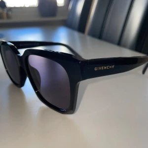 Givenchy solglasögon  - Säljer dessa supersnygga solglasögon från Givenchy köpta för 1900kr, knappt använda och väldigt bra skick. Pris kan diskuteras💕💕