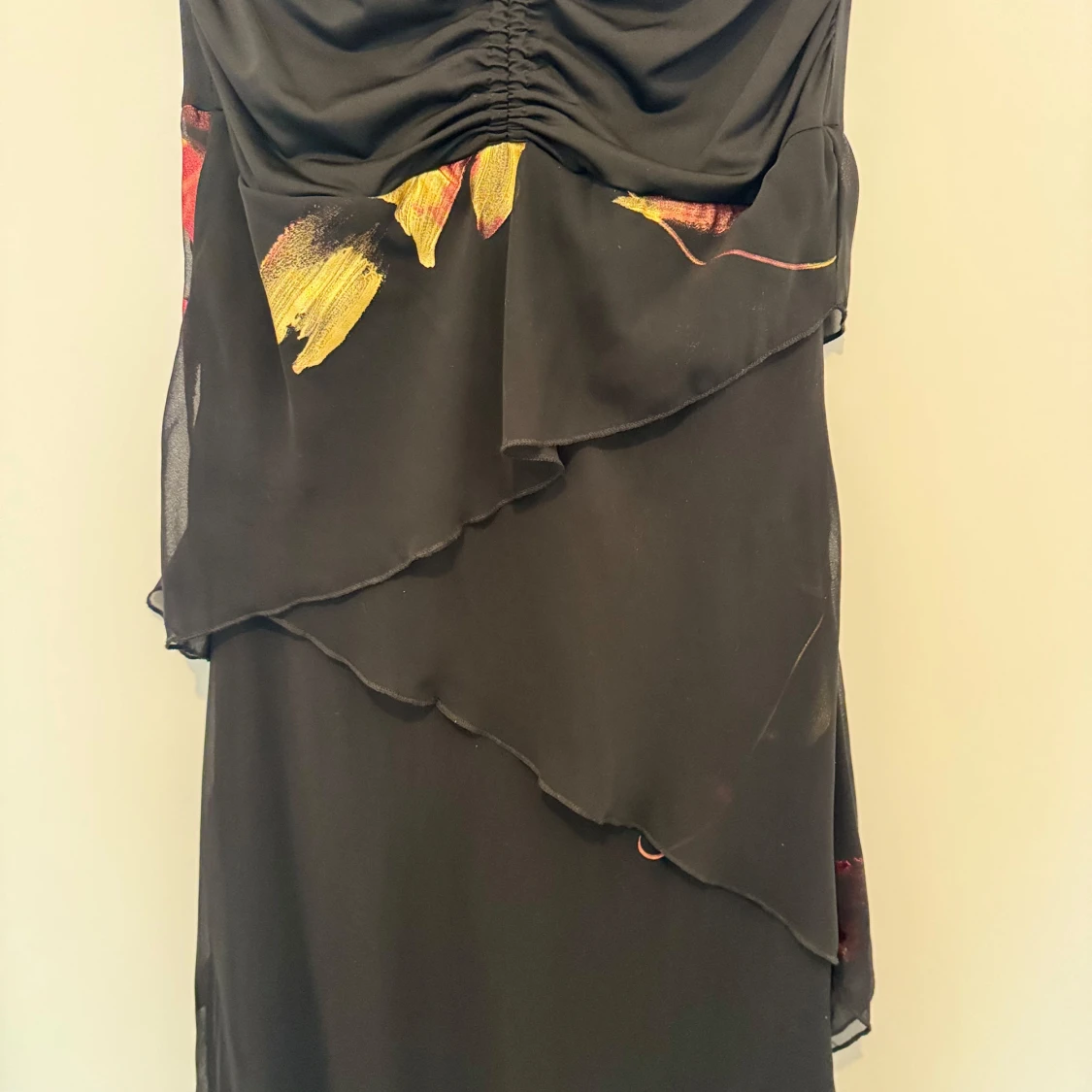 Svart axelbandslös klänning med blommönster - 2