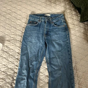 Blå jeans från Perfect Jeans - Säljer ett par klassiska blå jeans från Perfect Jeans. De har en rak passform och är tillverkade i denim. Perfekta för en avslappnad stil.