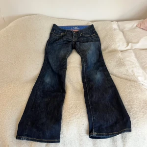 Mörkblå lowwaist jeans - Snygga mörkblå vintage lowwaist Mavi jeans. Modellen Olivia och är storlek 27/32. Midjemått ca 74cm, innerbenslängd: 81cm, midjehöjd: 19 cm 💖