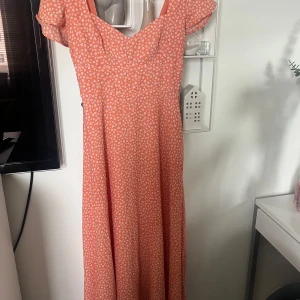  blommig klänning - Helt ny, säljer då den är för liten för mig.