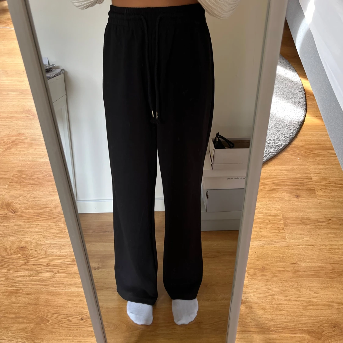 Svarta mjukisbyxor med dragsko