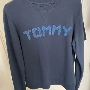 Tommy Hilfiger tröja - En mörkblå Tommy Hilfiger tröja, inga defekter och används max en gång