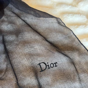 Oanvänd svart/vit sjal från Dior - Svart/grå/vit ombre sjal från Dior, oanvänd i originalförpackning och 100% cashmere. Stor men tunt material. 