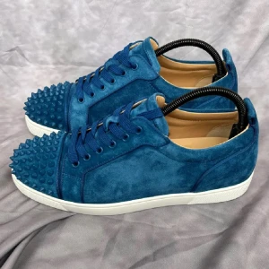 Christian louboutin - storlek 43 funkar även för 42 skulle jag tro, blivit för små för mig , så tänker sälja, inte alls smutsiga, , box ingår dustbag kommer med, kvitto o sånt har ja tyvärr inte kvar, skriv för intresse:)