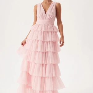 Balklänning - Säljer denna populära balklänningen från bubbelroom. Aldrig använd utan endast testad då jag beställt hem flera olika. Nypris 1800kr mitt pris 1000kr finns endast två kvar i lager på bubbelroom. Lappen är kvar!