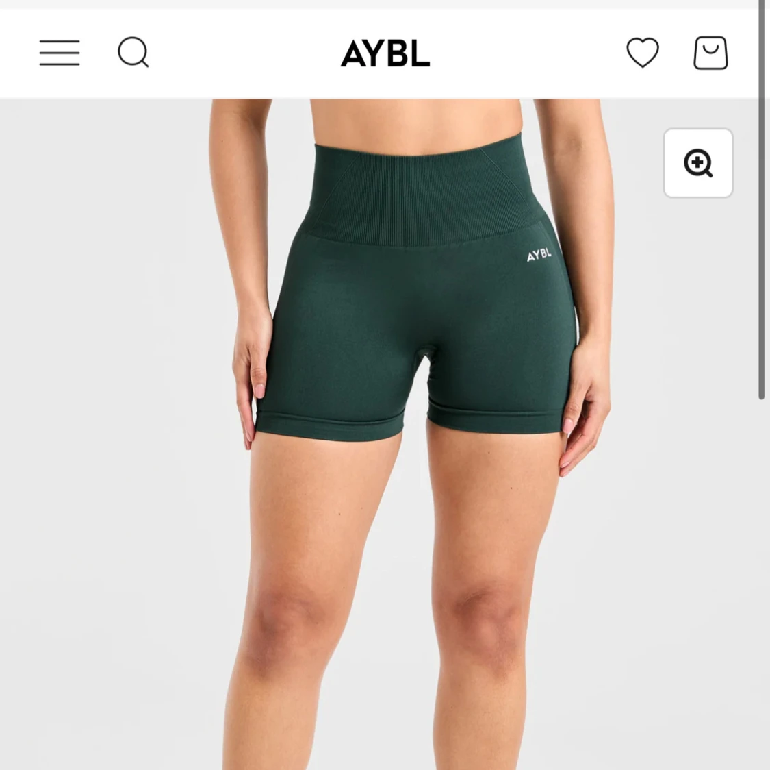 Svarta högmidjade shorts från AYBL