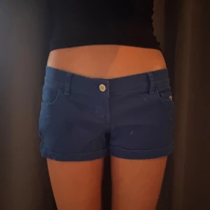 Blå shorts från Hollister - Säljer ett par snygga blå shorts från Hollister. Nyskick!! Passar s