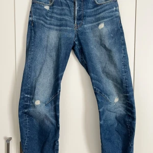 Blå jeans från G-Star RAW - Snygga blå jeans från G-Star RAW med tapered passform. Storlek W28/L32