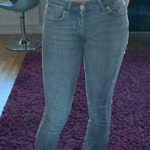 Grå lågmidjade jeans - Säljer dessa super fina grå lågmidjade jeans. De är i storlek xs/30 och passar mig som är 164 cm utmärkt. Skriv för fler bilder och eventuella frågor!💗obs priset går att diskutera 