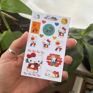 Hello Kitty Klistermärken  - Säljer handgjorda ✨MINI Hello kitty sticker sheets✨  Motivet är designat av mig med inspiration av 2000-talet, och jag skapar dem hemma! Mått: Ungefär 10x6cm. Materialet är klistermärkesfotopapper (ej vattentåligt) gjorda för scrapbooking och liknande <3  En kostar 25kr   Om du vill köpa flera stycken, kontakta mig så höjer jag priset på annonsen till de antalet du vill köpa ;)