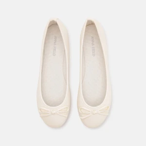 Beige ballerinaskor från Anna Field - Snygga och stilrena beige ballerinaskor från Anna Field. De har en söt rosett på ovansidan och en rund tå. Perfekta för en elegant och bekväm look. Aldrig använda då dom är för stora