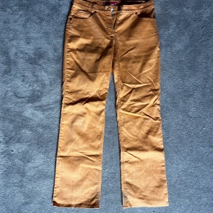 Bruna byxor från Edition - Snygga bruna byxor från Edition med en klassisk design. De har en rak passform och är tillverkade i ett bekvämt material. Perfekta för en stilren look.