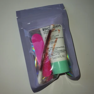 Skönhets kit - Säljer ett litet kit med Biotherm Aquasource Hyalu Plump Gel i en 5 ml tub. Perfekt för återfuktning av normal till kombinerad hud. Inkluderar även en rosa nagelfil och en desinfiktions bomullspinne i förpackning.