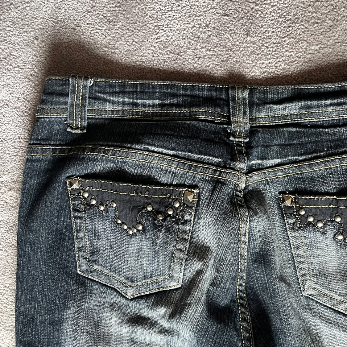 Mörkblå jeans med nitar från Miss O&V - 3
