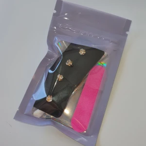 Skönhets set - Säljer ett set. Setet innehåller tre par örhängen med gnistrande stenar. Perfekt för att lägga till lite bling till din outfit. Inkluderar även en rosa nagelfil och en rengöringspinne för sår.