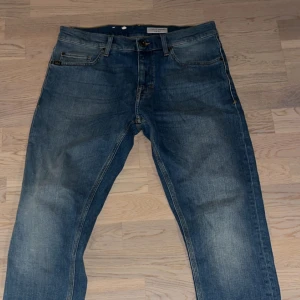 Tiger of Sweden Jeans - Säljer ett par helt nya aldrig använda tiger of sweden jeans, strl 30/32 och modellen är slim fit Pistolero som är deras populäraste modell. Helt nya aldrig använda nypris 1600 mitt pris 600. Pris kan diskuteras vid snabb affär!