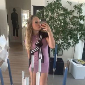 Lila kortklänning - Säljer en söt lila kortklänning med en tight passform. Perfekt för sommarens alla tillfällen. Klänningen är ärmlös och har en stilren design.