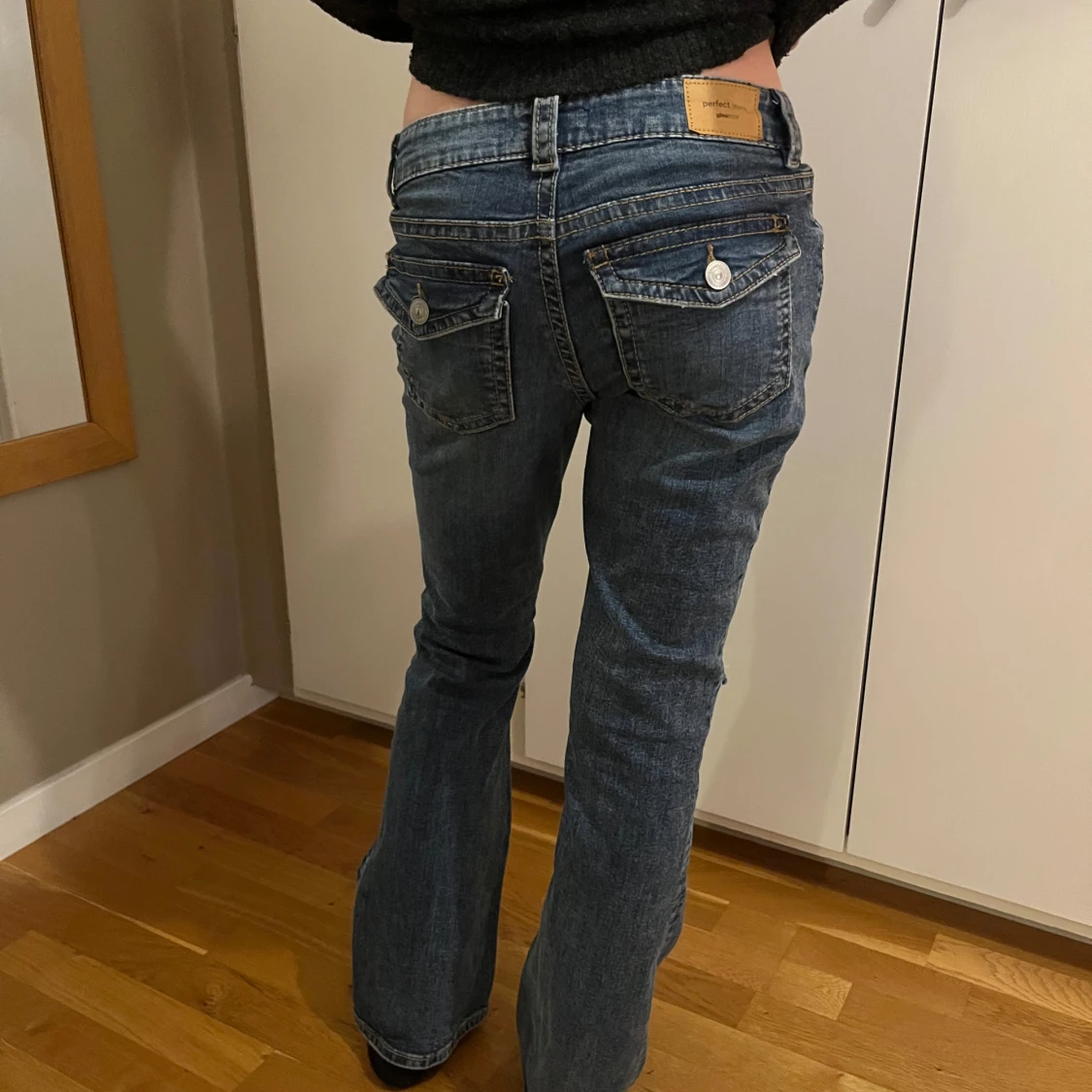 Low waist bootcut jeans med slitningar - 2
