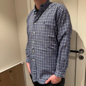 Ralph Lauren Skjorta - Super fin Ralph Lauren skjorta i mycket bra skick! Skjortan har en unik stil med ett rutigt mönster i vitt, blått och svart! Storlek M, har du några funderingar är det bara att skicka ett PM! Priset är ej hugget i sten! Mvh