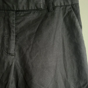 Randiga kostymbyxor från h&m - Superfina men för små💕 skrynkliga då de varit vikta i min garderob 