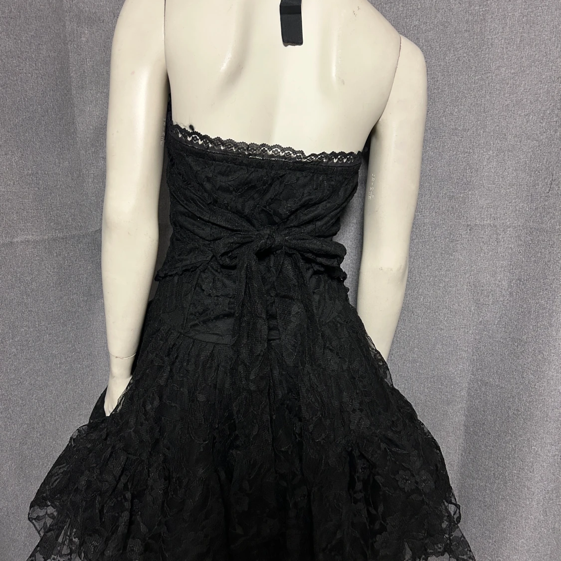Svart spetsklänning med snörning från Poizen. Storlek M - 1