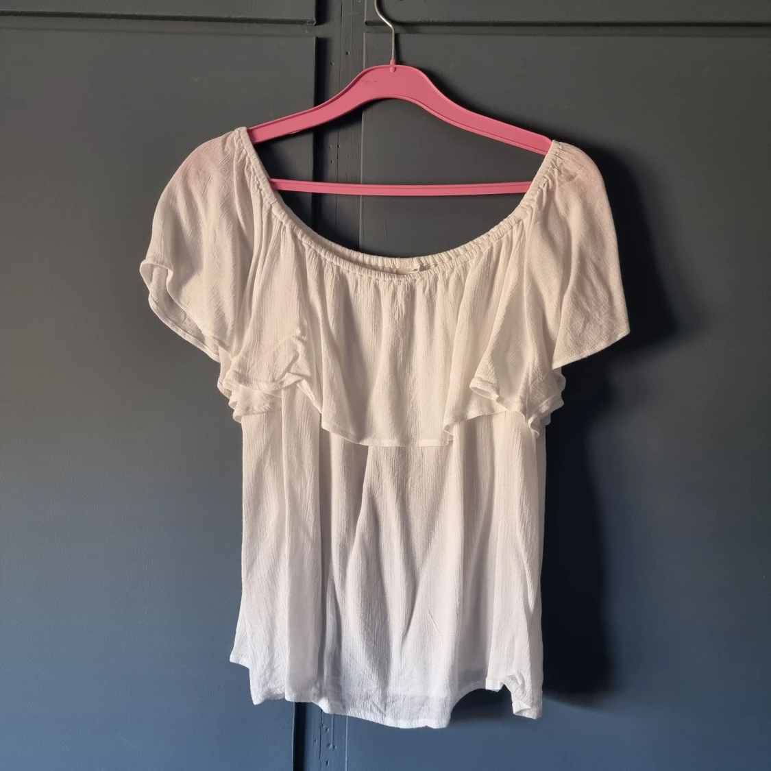 Vit offshoulder topp från NLY Trend