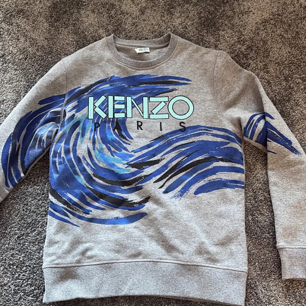 Hej! Säljer en snygg kenzo tröja i gott skick i storlek S. hör av er vid frågor.. Hupparit & Collegepaidat.