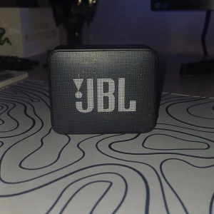 Jbl högtalare svart - De är en liten jbl högtalare som jag fick i julklapp men använder den inte för har en större och bättre