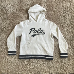 Ralph Lauren Hoodie  - Tja! En snygg vit hoodie från Ralph Lauren med 'Polo' tryckt i marinblått på framsidan. Fint skick, pris kan diskuteras!