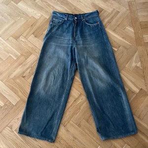 Astro Loose Baggy Jeans från Weekday - Säljer ett par Weekday Astro Loose Baggy Leg Jeans i färgen Mine Blue - Mellanblå. Storlek W31 L32 och köpta för 600kr. Knappt använda och i nyskick. Jag har satt in ett band upptill för att kunna justera midjan, men denna kan såklart tas bort om man vill. Tveka inte att höra av dig vid frågor eller intresse!😊