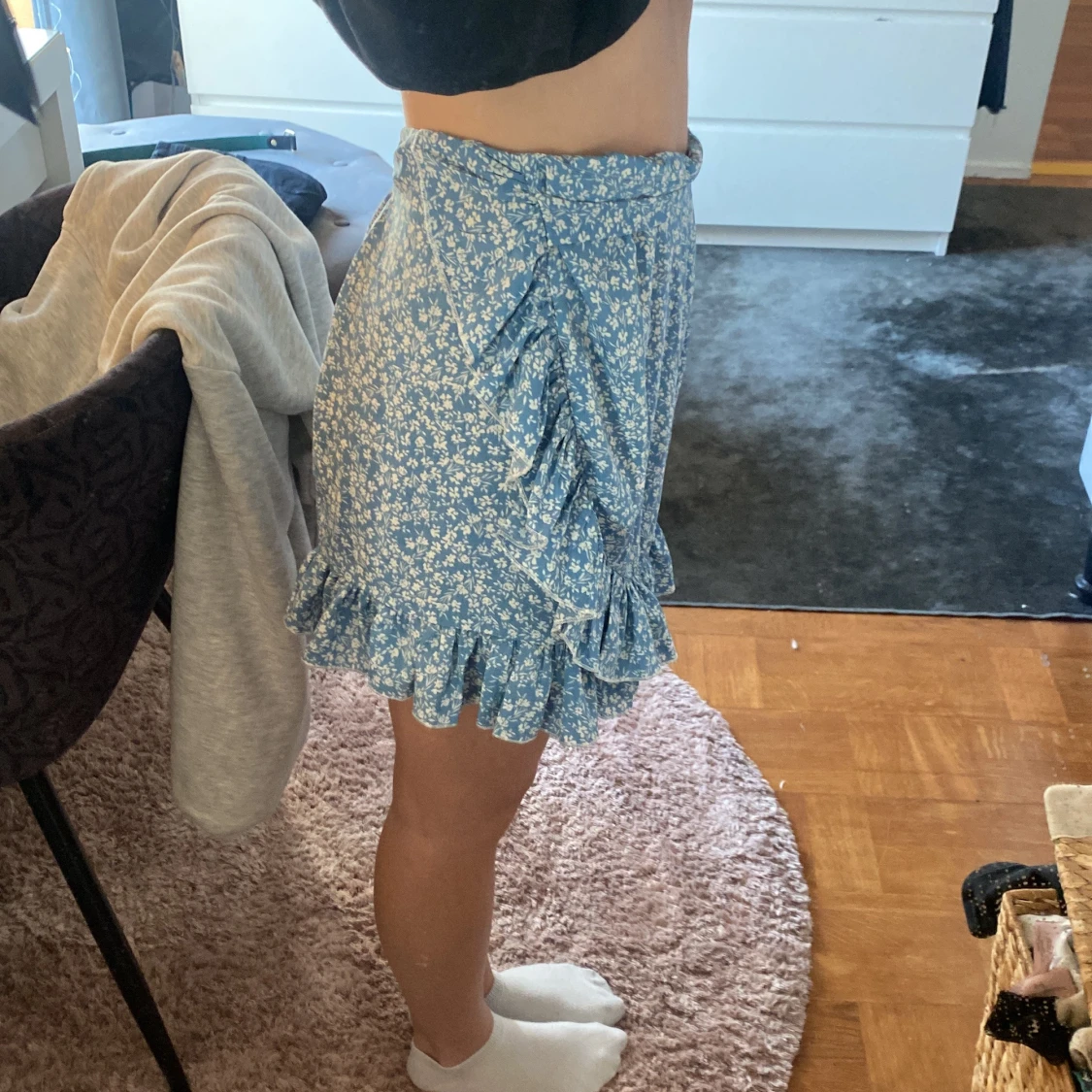 Blå blommig kjol med volang - 1