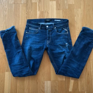 Blå jeans från Replay - Snygga blå jeans från Replay med en liten reva på framsidan för en trendig look✅STORLEK 30/32. Jeansen är i bra skick med några slitningar men i hel het fina👍 jag tycker att slitningarna gör jeansen men populära och snygga💯(OBS man ser inte igenom hålet eftersom att fickan täcker det) Skriv till mig vid frågor och funderingar så svarar jag gärna😊