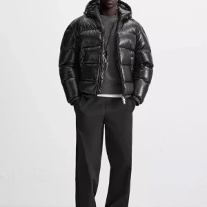 Zara Puffer - Säljer en fet zara puffer jacka. Helt slutsåld. Sparsamt använd. Skick 9/10. Nypris 1400kr. Skriv vid intresse eller funderingar.