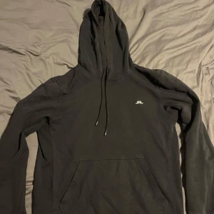 Svart hoodie från J.Lindeberg - Hoodie från J.Lindeberg som är svart. Snygg och skön. Storlek M 