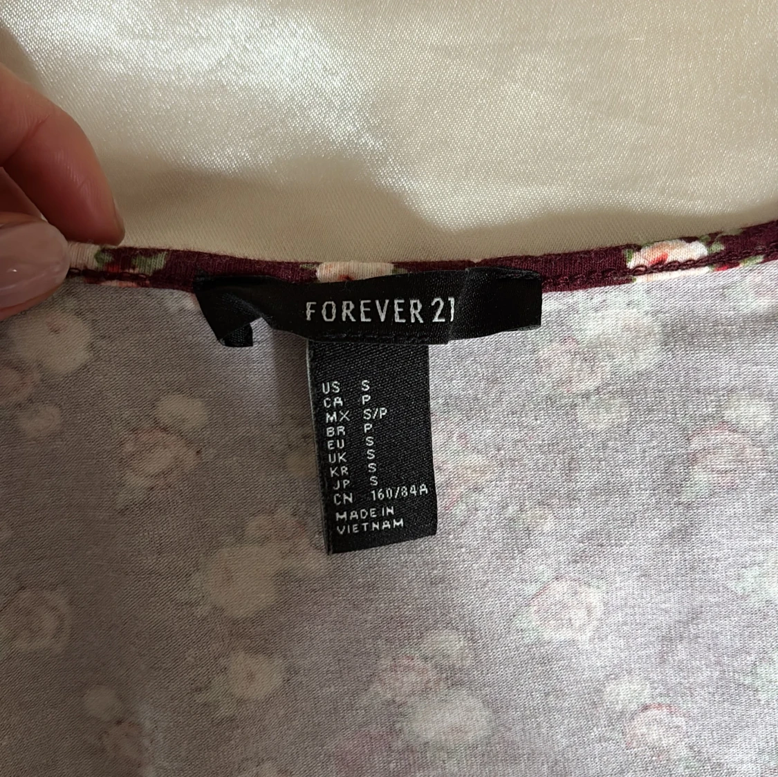 Vinröd blommig miniklänning - 2