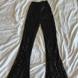Glitter byxor - Säljer dessa glittriga bootcut byxorna i strl XS från Bikbok. Använda nån enstaka gång, i nyskick. Tryck gärna på ”köp nu”.