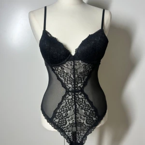 Spetsbody h&m  - Super populär spetsbody från h&m. Lappen är avklippt då den syntes igenom tyget men bodyn passar en xs-s och en a-B kupa. Finns lite pushup i kuporna. Köp sker via köp nu, jag postar inom 24h. Kvar tills markerad såld 