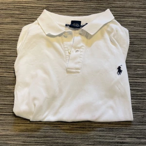 Vit kortärmad pikétröja från Ralph Lauren - Hej! Säljer min vita Ralph Lauren piké. Den är XL i damstorlek så passar ungefär som S på killar. Den är i fint skick och inga defekter. Nypriset är ungefär lite mer än 1000kr. Om ni har några andra frågor eller önskar flera bilder så är det bara att höra av er!