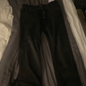 Svarta jeans från Replay - Snygga svarta jeans från Replay med Hyperflex, andvänt typ 4-5 gånger, skriv vid frågor eller köp🤙🏼😃 min kamera är sönder de är Darför bilderna ser suddiga ut 