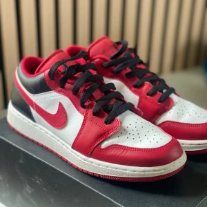 Air Jordan 1 Low GS ”White/Gym Red/Black  - Air Jordan 1 Low GS “White / Gym Red / Black” Storlek: 6Y / EU 38.5 / 24 cm Klassisk “Chicago vibe” – alltid rätt! Använda men i fint skick, med originalkartong. Snygga till både vardag och streetwear-fit.