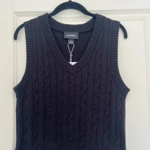 Stickad väst - Säljer denna fina stickade väst från Monki som är helt oanvänd med prislapp kvar