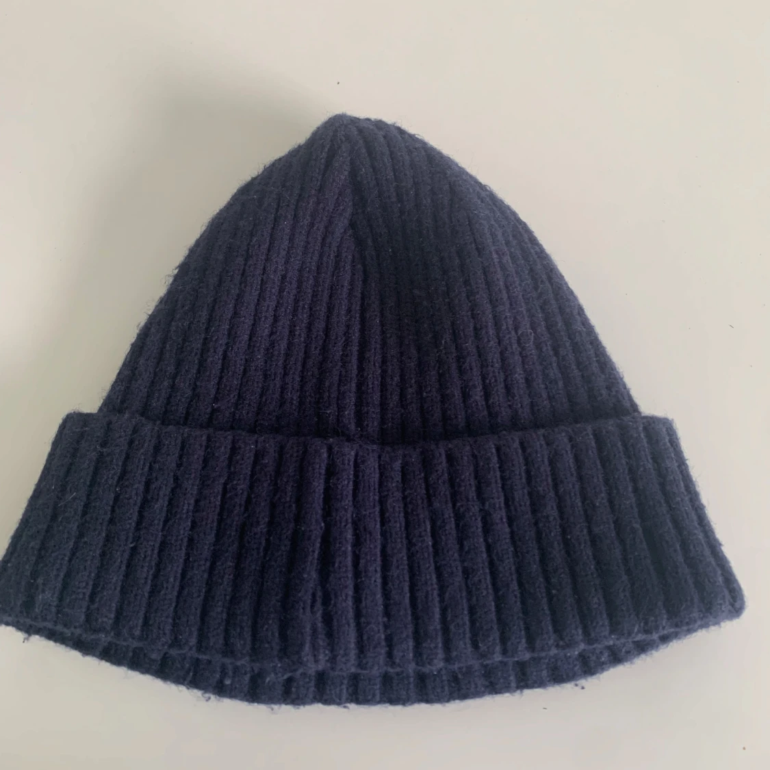 Mörkblå mössa med glasögondetalj från C.P. Company - 1