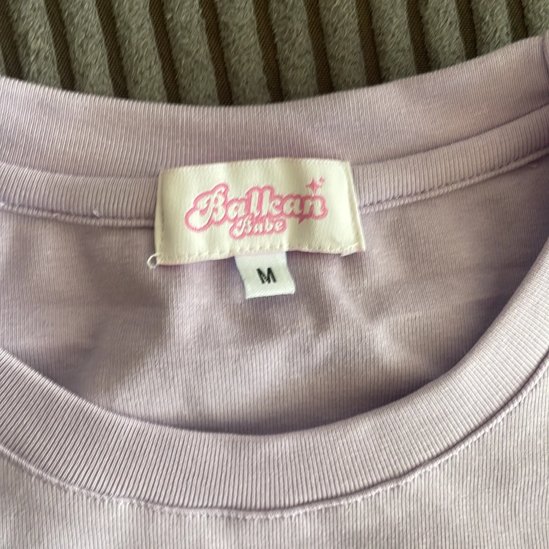 Ljuslila t-shirt från Balkan Babe - 1